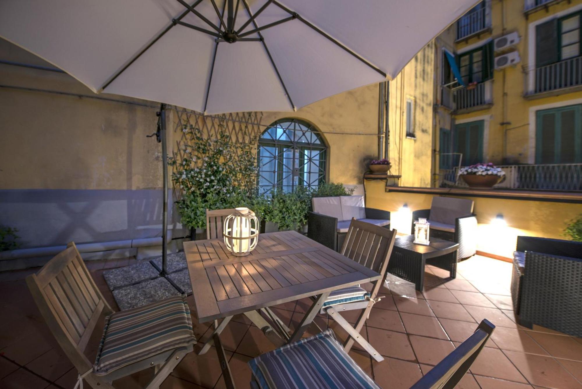 Le Terrazze Sul Cortile Apartment Salerno Luaran gambar